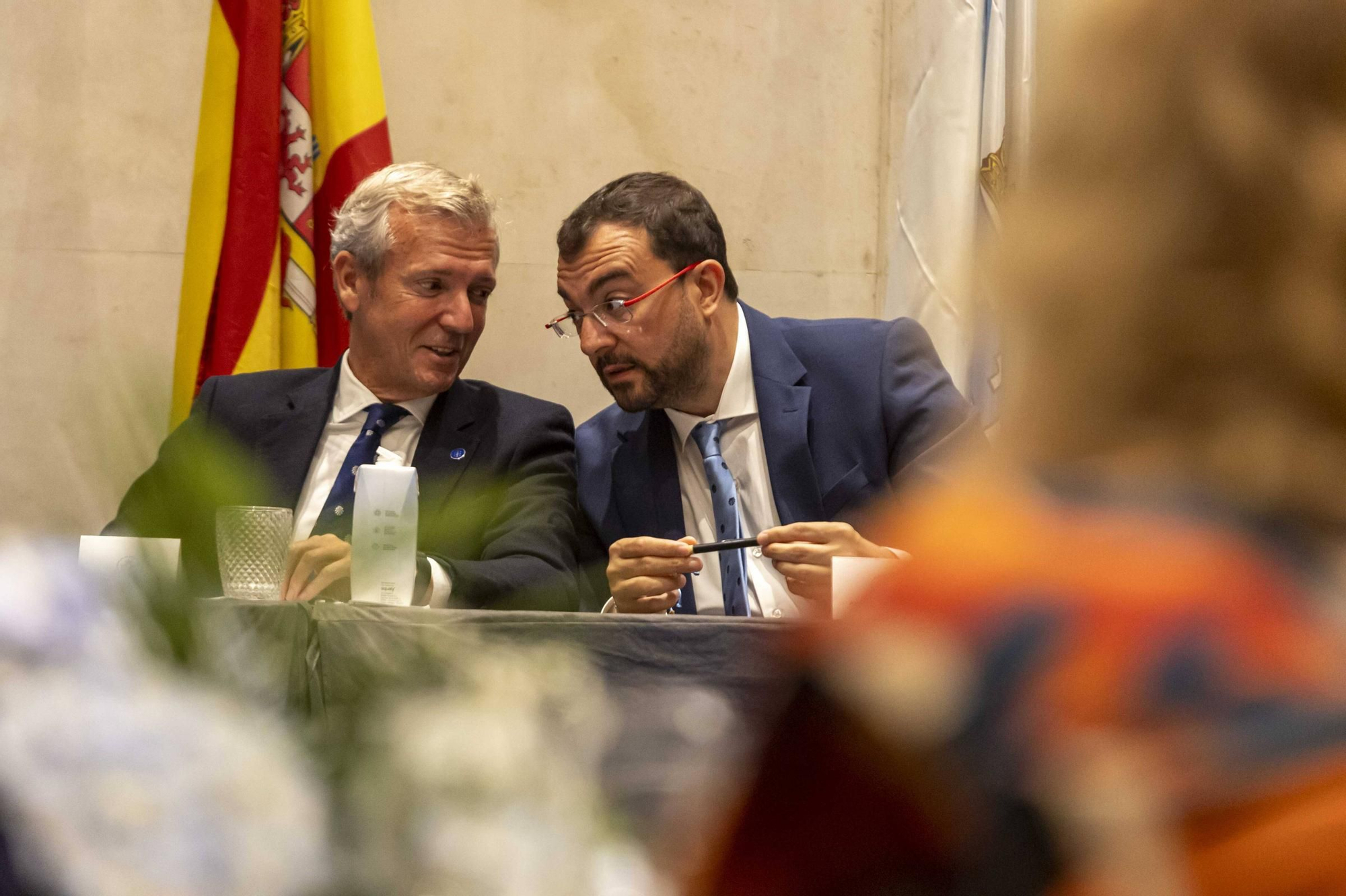La Asociación Día de Galicia en Asturias entrega su medalla de oro a Adrián Barbón y Carmen Moriyón