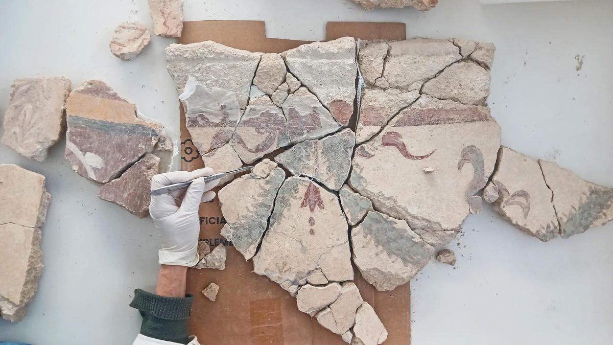Una de las guirnaldas decorativas romana hallada en Barberes del Sur de La Vila.