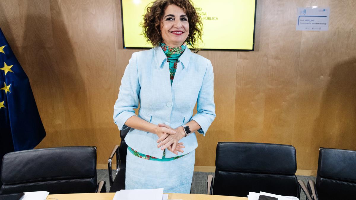 La vicepresidenta cuarta y ministra de Hacienda y Función Pública, María Jesús Montero, a su llegada a la reunión del Consejo de Política Fiscal y Financiera (CPFF), en la sede del Ministerio, a 11 de diciembre de 2023, en Madrid (España).