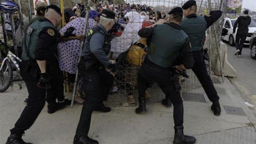 La Guardia Civil impide una avalancha de porteadoras en la frontera de Ceuta