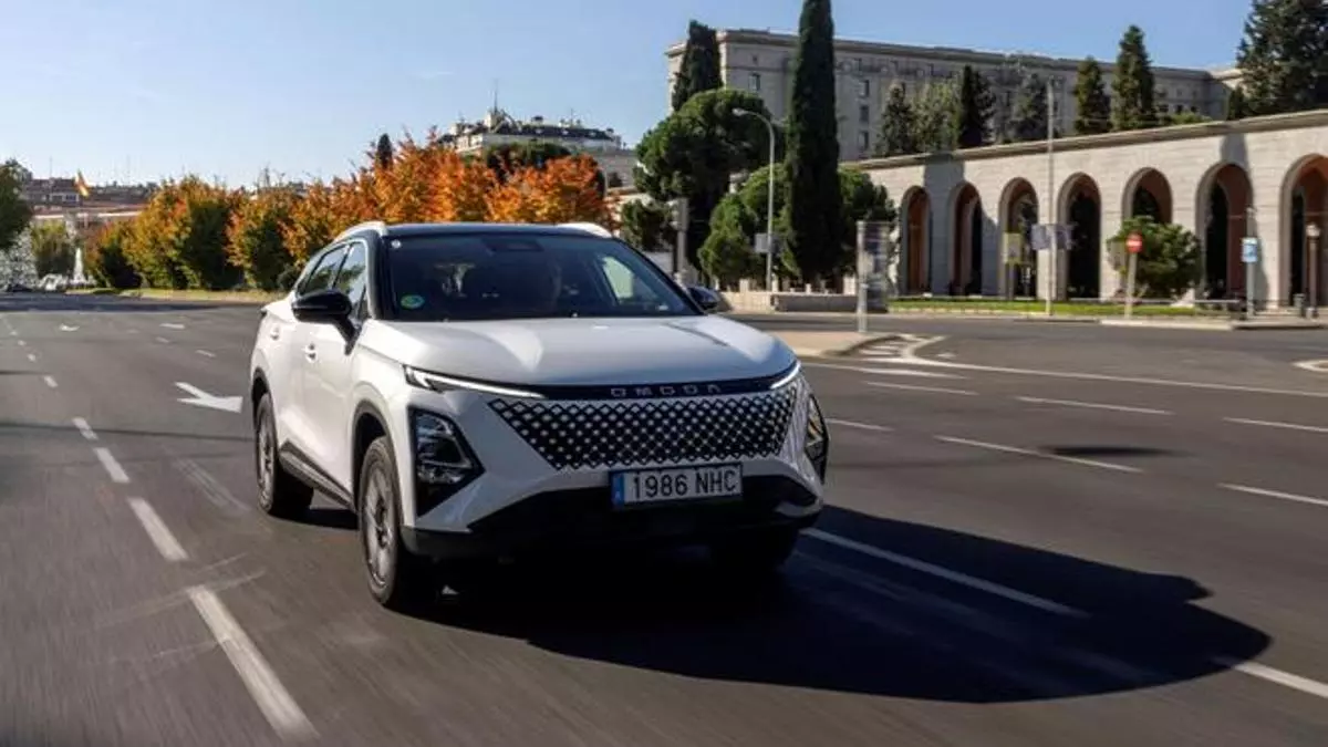 Toma de contacto con el coche que faltaba en Omoda, el híbrido convencional