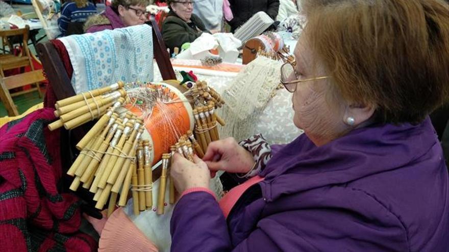 180 encajeras de bolillo se dan cita en el pueblo