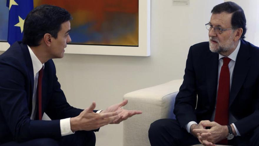 Rajoy y Sánchez durante su reunión en Moncloa.