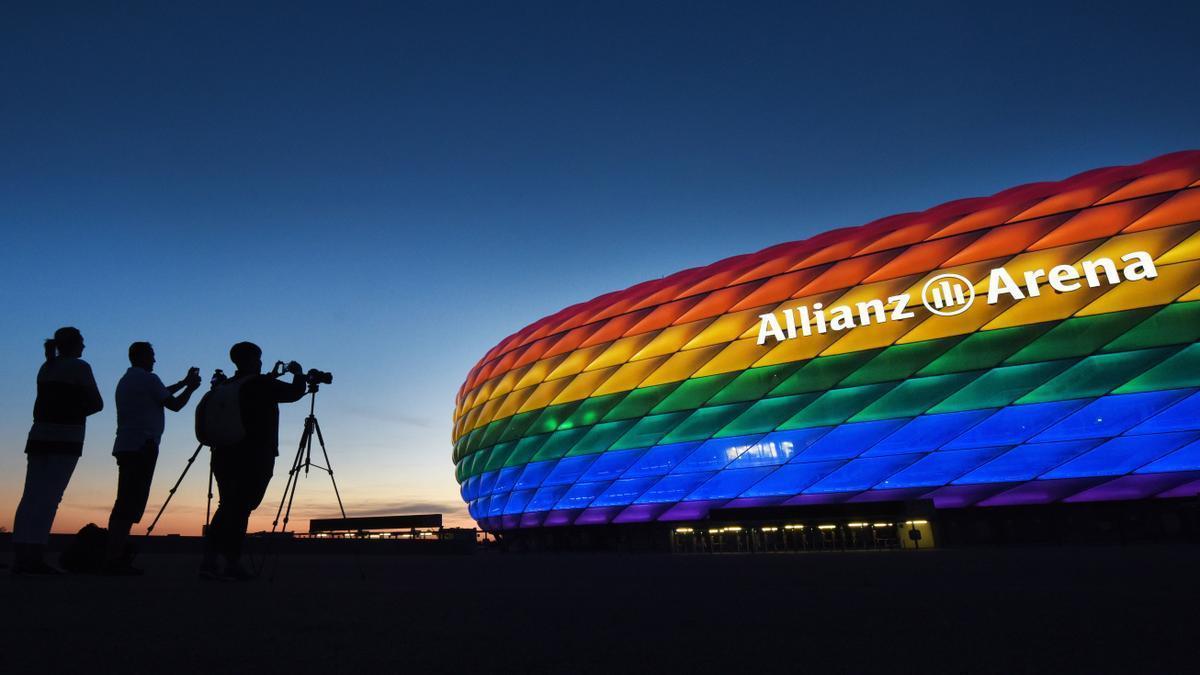 El Allianz Arena de Múnich, iluminado en apoyo al colectivo LGTBI, durante la Eurocopa 2020, antes del partido frente a Hungría.