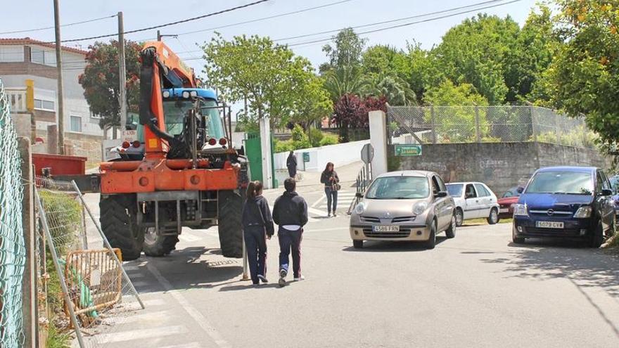 El tractor, en el paso de peatones delante del colegio.