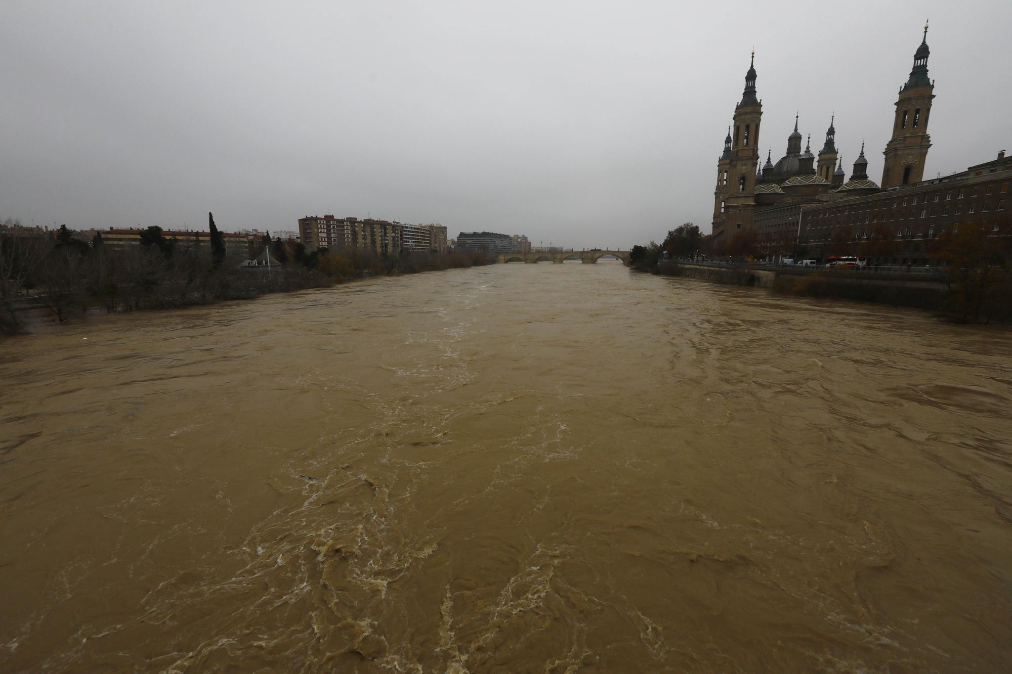 Crecida extraordinaria del Ebro a su paso por Zaragoza, en diciembre de 2021.