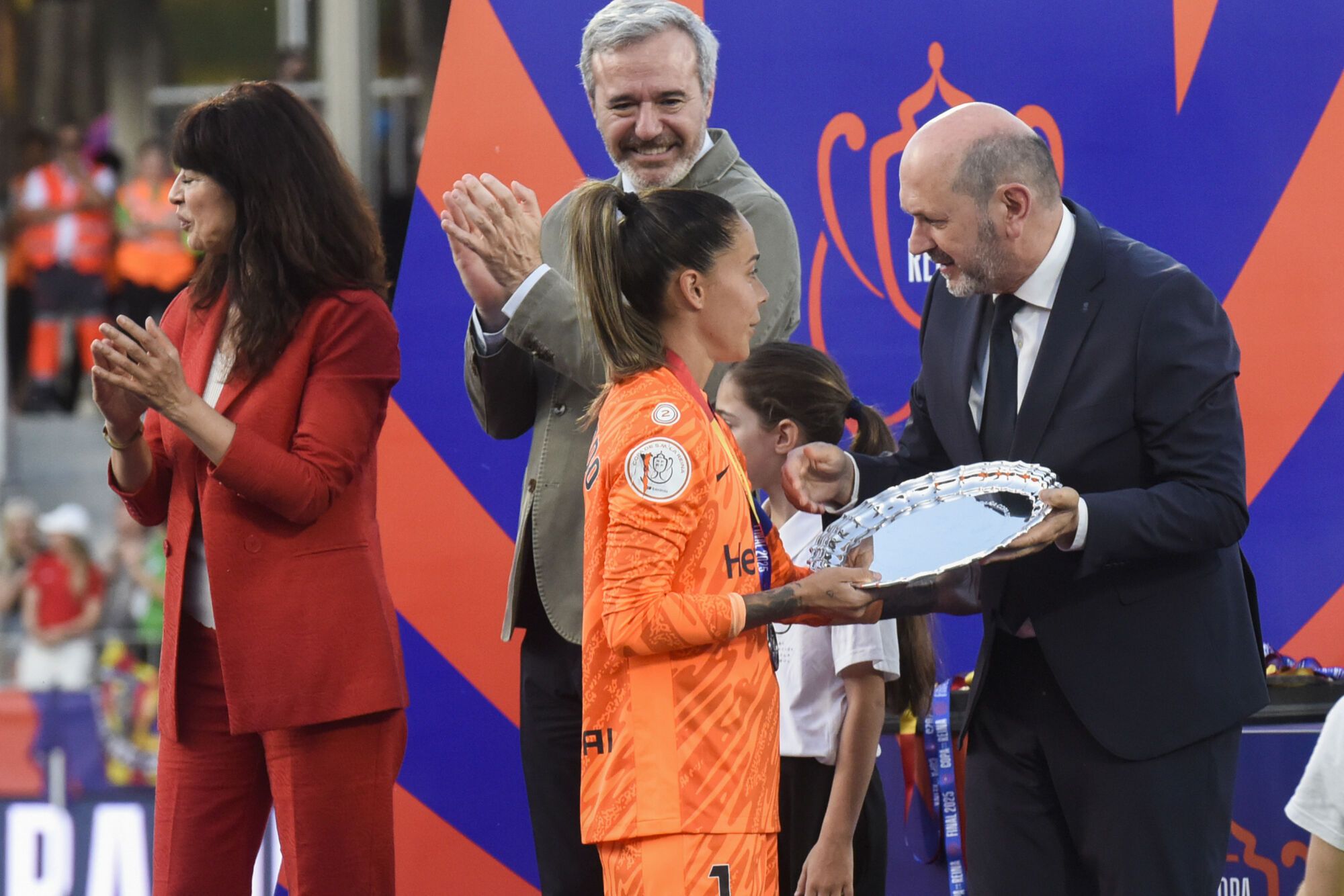 HUESCA, 07/06/2025.- La guardameta del Atlético de Madrid Lola Gallardo recibe el trofeo de subcampeona de manos del presidente de la Real Federación Española de Fútbol Rafael Louzán, tras la final de la Copa de la Reina disputada entre el FC Barcelona y Atlético de Madrid, este sábado en el estadio de El Alcoraz, en Huesca. El FC Barcelona se ha impuesto al equipo madrileño por 2-0. EFE/Javier Blasco