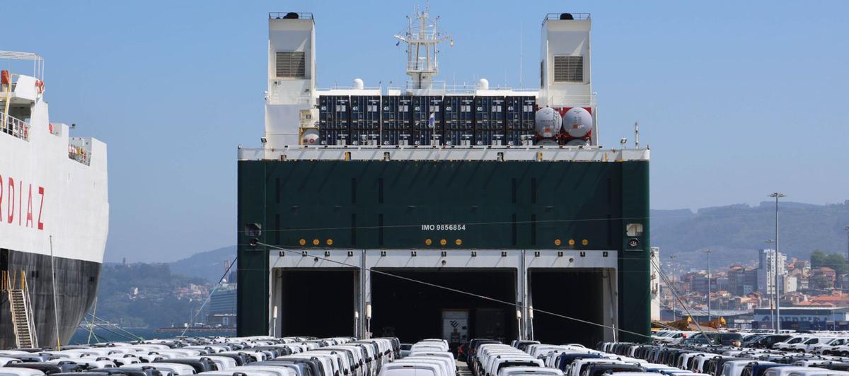 Los Ro-Ro híbridos, cada  vez más habituales en BouzasLa terminal ya se está acostumbrando a la operativa de buques Ro-Ro híbridos. Ayer le tocó el turno al Finneco III (tras estas líneas), de la finlandesa Finnlines, integrada en el poderoso grupo naviero italiano Grimaldi. De 238 metros de eslora, es capaz de lograr las cero emisiones durante las escalas en puerto con la energía de sus baterías. Embarcó 845 automóviles antes de partir hacia Amberes. | // ALBA VILLAR