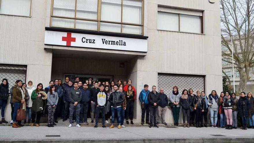 Participantes, ayer, en el minuto de silencio, que guardaron ante la sede pontevedresa de Cruz Roja. // G.S