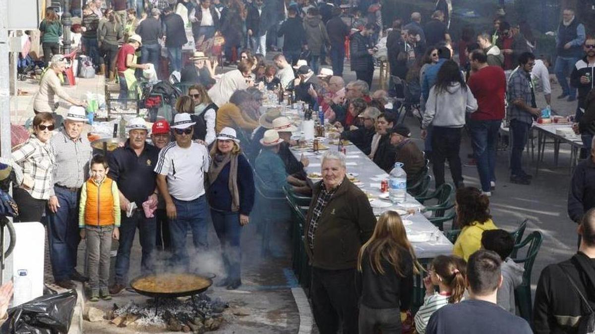 Imagen de archivo de una celebración del Día de las Paellas de Benicàssim antes de la pandemia por el covid.