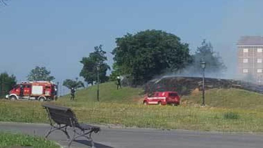 Los bomberos apagan uno de los fuegos.