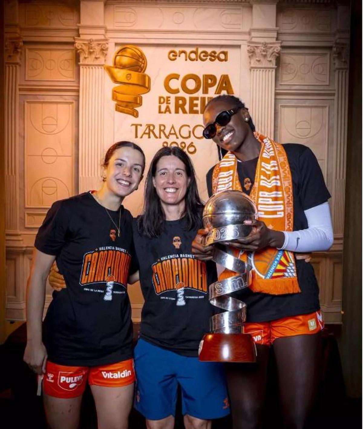 Gloria Estopà, junto a Elena Buenavida y Awa Fam con el trofeo de la Copa de la Reina.