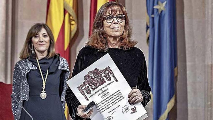 Maria del Mar Bonet, ayer, recogiendo la Medalla d&#039;Honor de la Acadèmia de Belles Arts.