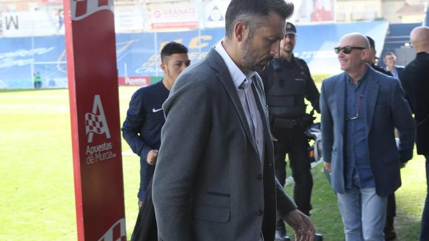 Manolo Herrero, técnico del Real Murcia, en La Condomina.