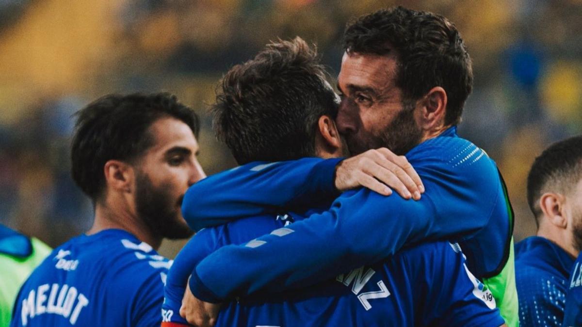 Aitor Sanz y Carlos Ruiz se abrazan tras el derbi de vuelta de la promoción de la temporada pasada.  | | CD TENERIFE