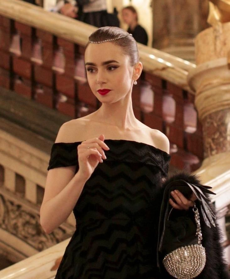 Lily Collins, en la Ópera Garnier, con pintalabios de Sephora