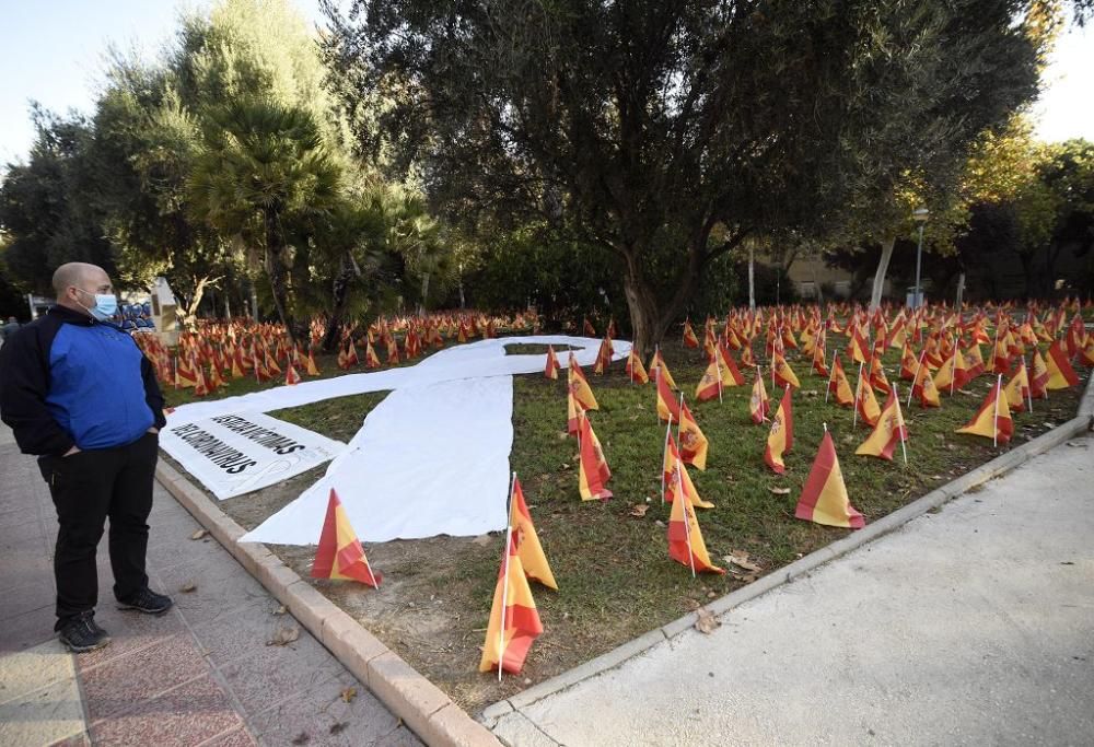 La Avenida Juan de Borbón de Murcia amanece con miles de banderas de España por las víctimas del coronavirus