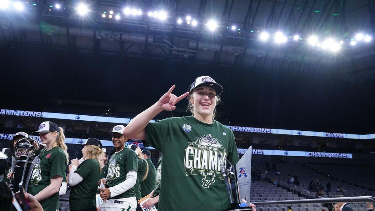 Carla Brito posa con su trofeo de MVP y la camiseta de campeona de la American Athletic Conference.