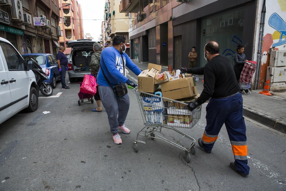 Más de 400 familias desfavorecidas han recibido alimentos de primera necesidad en los últimos días en distintos repartos que ha realizado la asociación de vecinos del barrio Miguel Hernández.