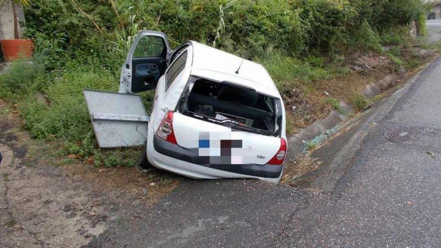 Estado en el que quedó el coche en la PO-313, a la altura de Sanchilán. // Santos A.