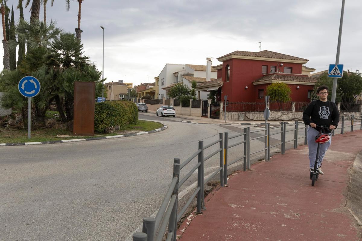 Imagen del monolito en la rotonda de entrada a Aielo de Malferit, ya sin placa recordando a Nino Bravo.