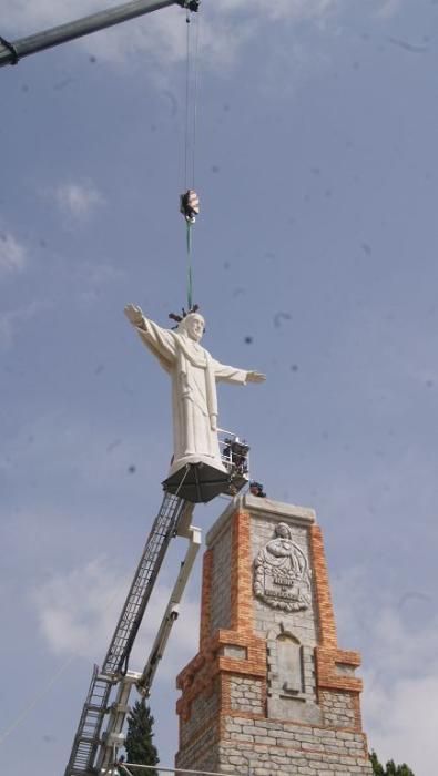 Montaje del monumento 'Los Jardines del Rey Lobo' en la plaza Circular de Murcia