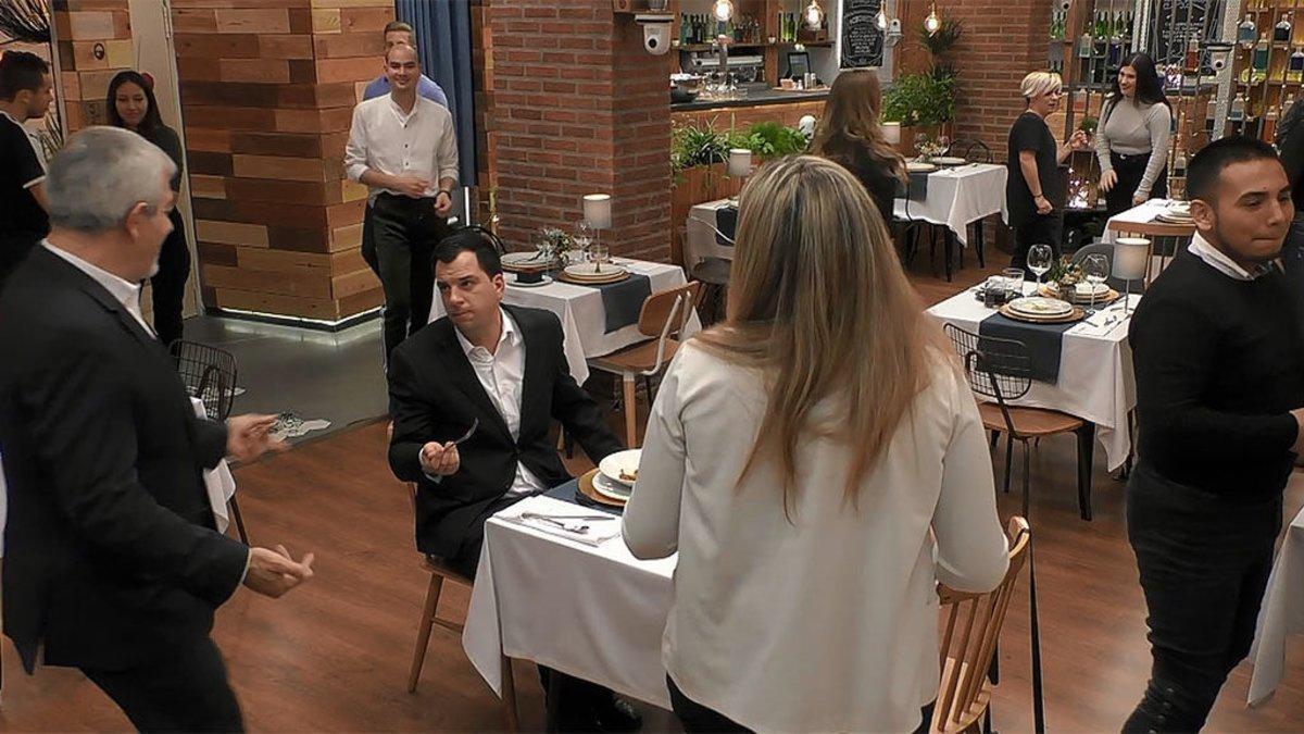 Carlos Sobera junto a Antonio y Natalia en 'First Dates'