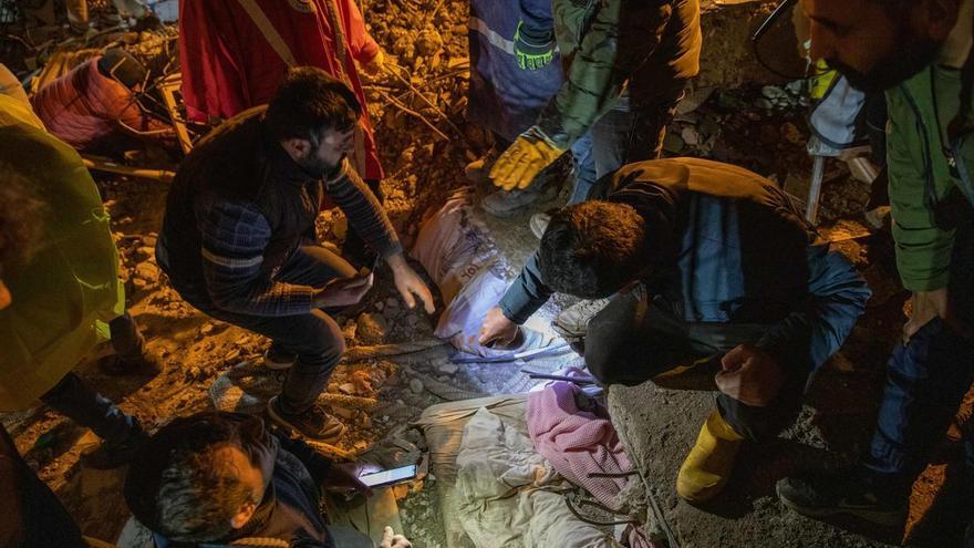 Una mujer da a luz en medio de los escombros del terremoto de Siria