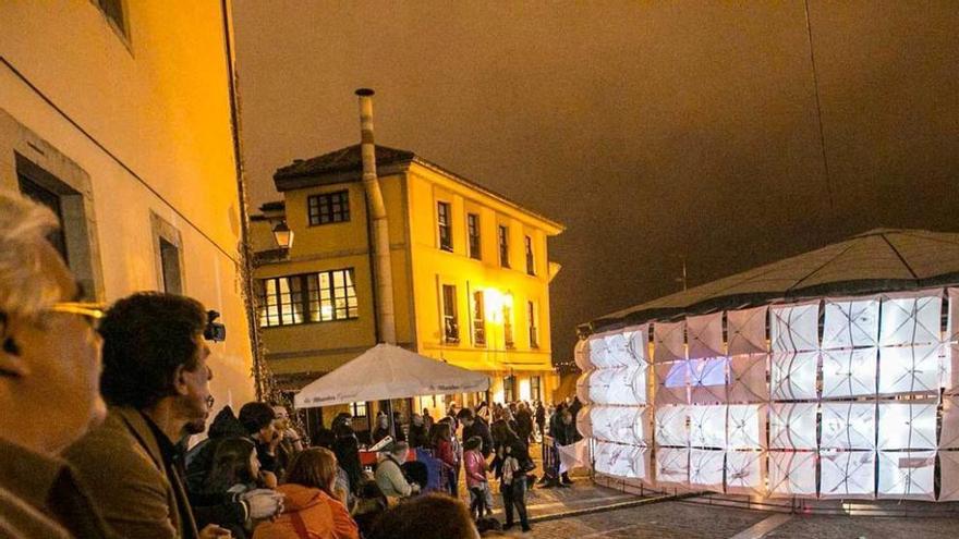 Público congregado en la plaza del Paraguas.