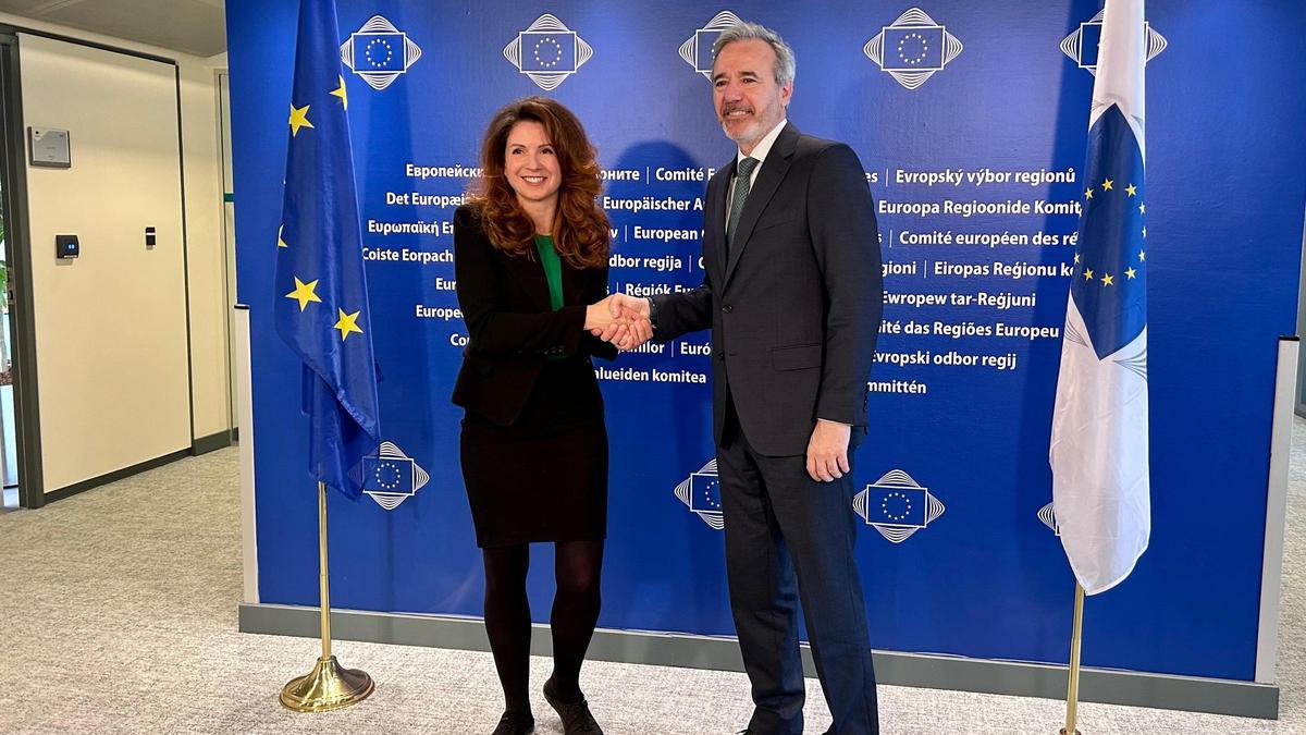 Jorge Azcón con la presidenta del Comité de las Regiones, Kata Tüttő.
