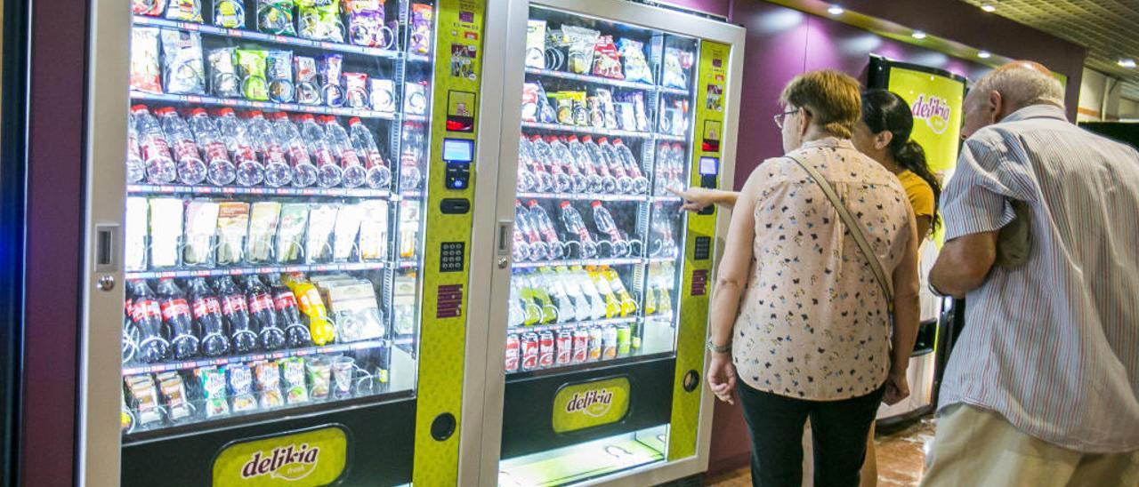 Máquinas expendedoras en el hall del Hospital General Universitario de Alicante, con productos que no siguen el decreto de Sanidad sobre alimentación saludable.