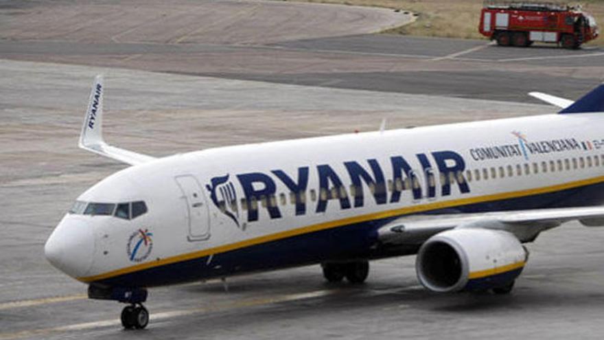 Un avión de Ryanair con destino a Tenerife aterriza de emergencia por una alerta médica