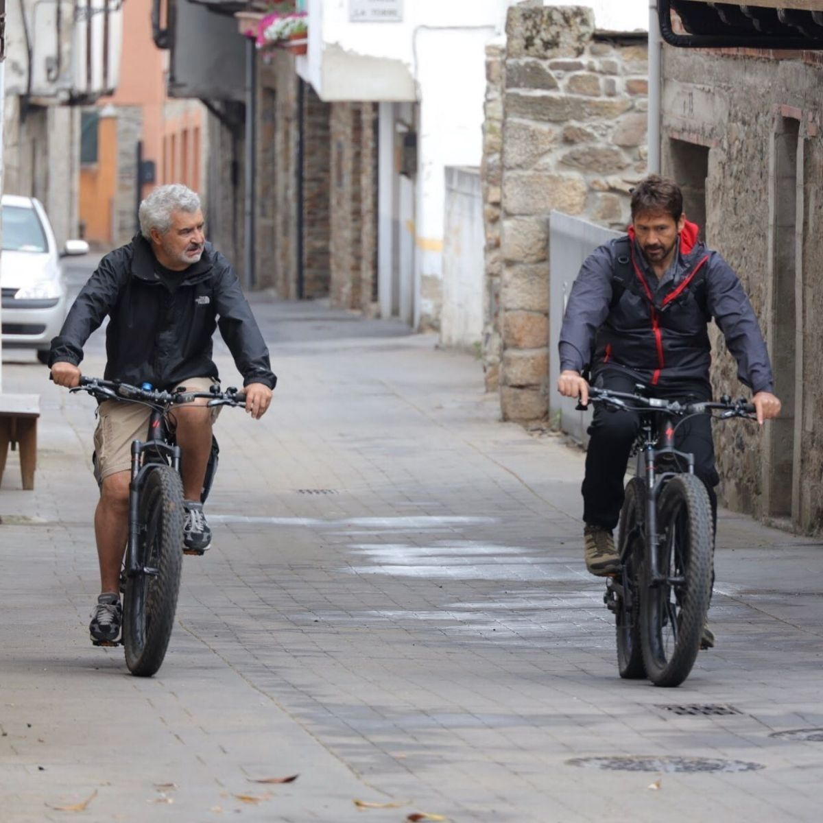 Javier Benavente (izquierda), en el documental &quot;El camino interior&quot;