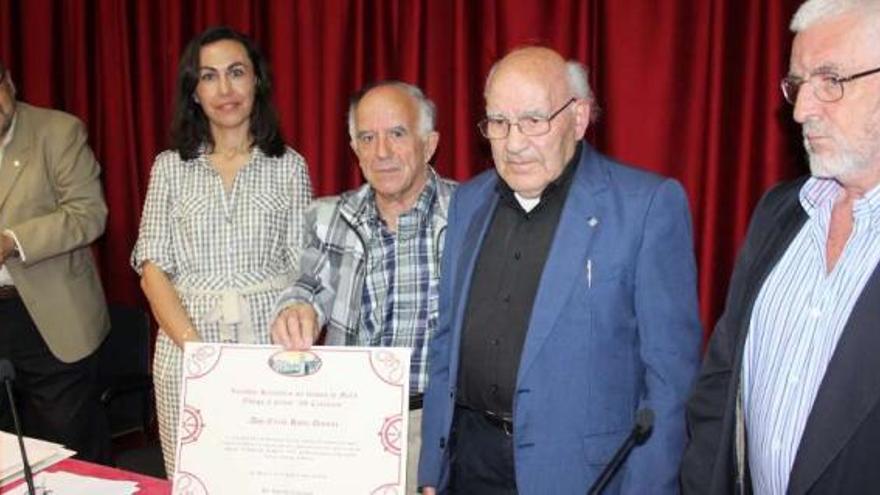 Elixio Rivas (segundo por la derecha), con los organizadores del homenaje.  // S.A.