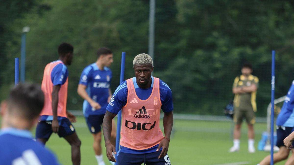 Kwasi Sibo, en un entrenamiento del Oviedo. | Irma Collín