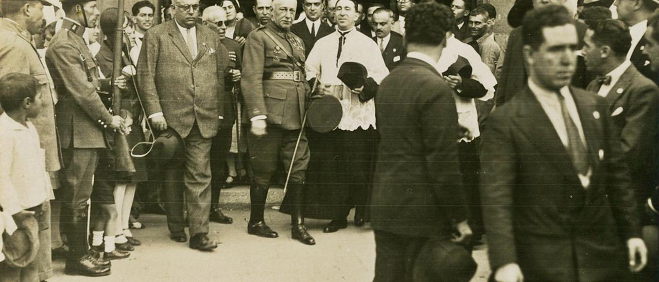 El general Primo de 
Rivera en 1928 con las 
fuerzas vivas de la villa de Teror, en la isla de Gran Canaria. Fedac