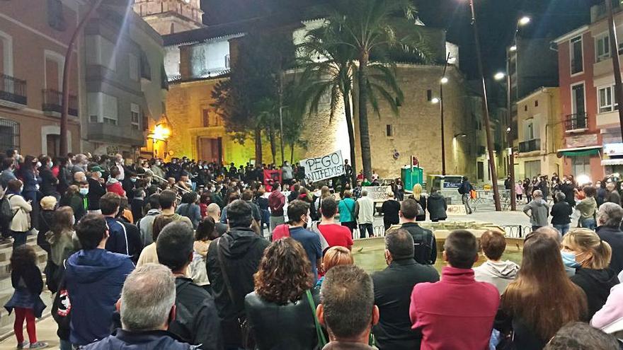 La plaza del País Valencià en Pego, ayer | CARLOS LÓPEZ