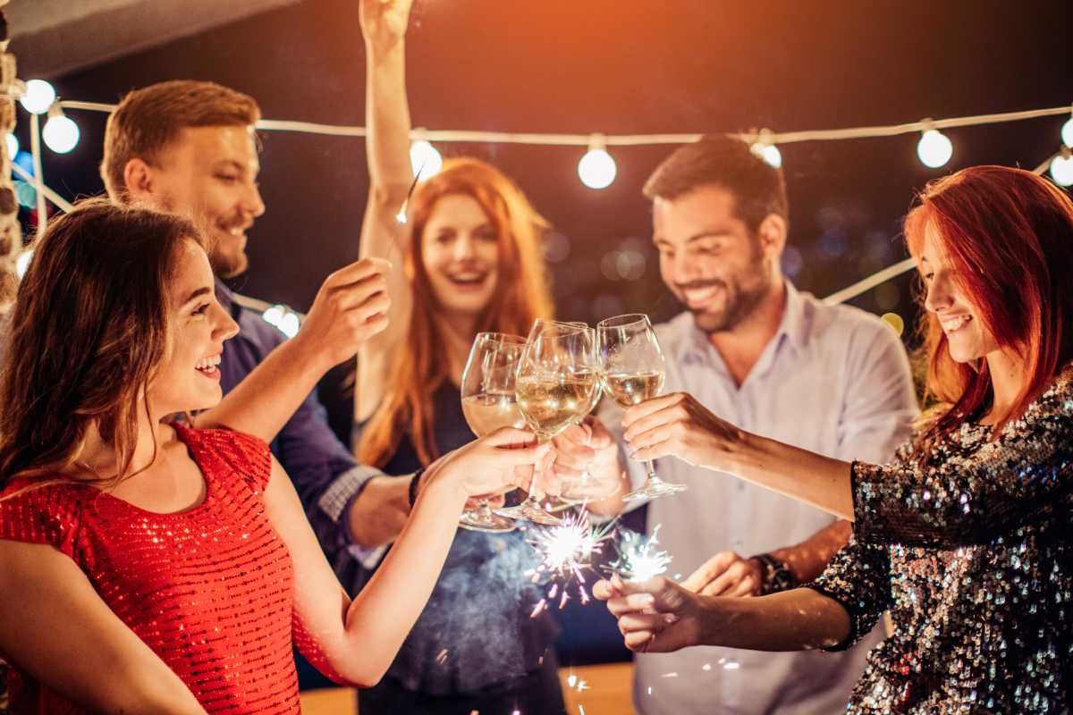 Grupo de amigos celebrando