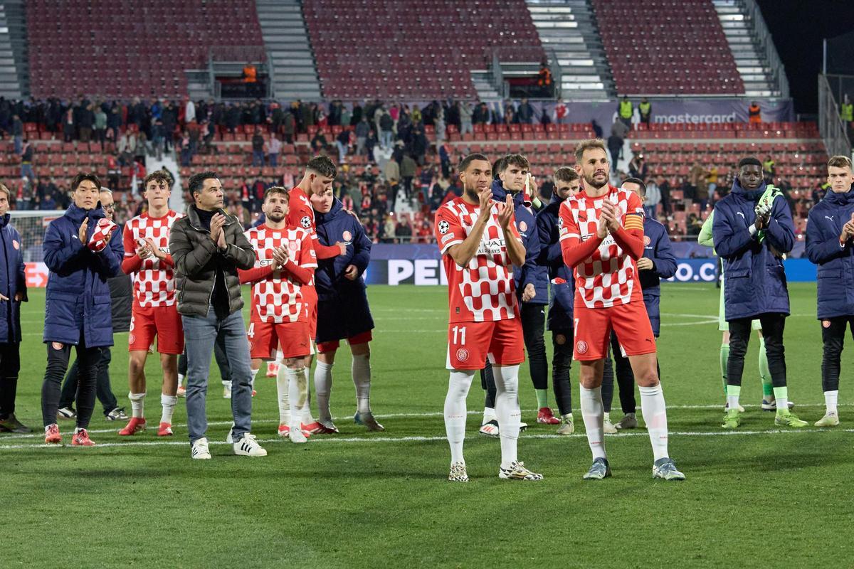 Els jugadors del Girona aplaudeixen el públic al final del partit contra l'Arsenal