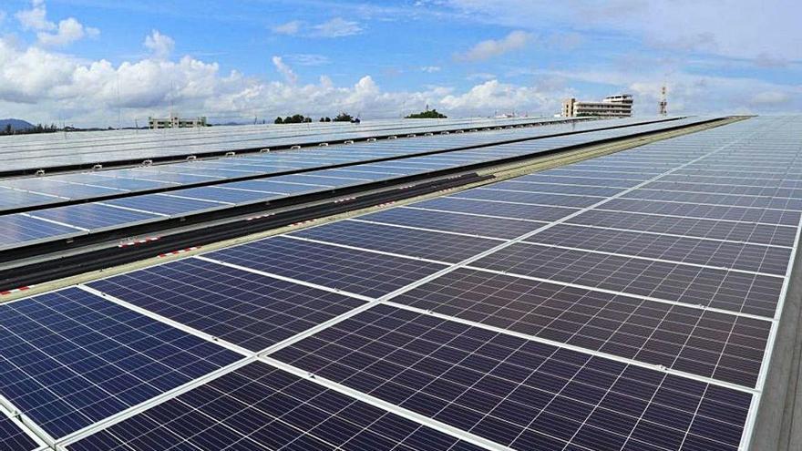 Plaques solars instal·lades en naus industrials