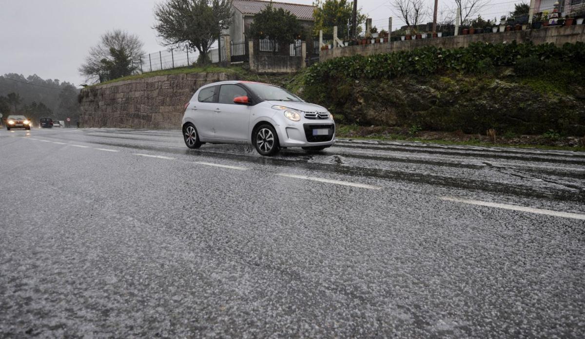 Granizo sobre la carretera entre A Estrada y Santiago. |  Bernabé/Javier Lalín
