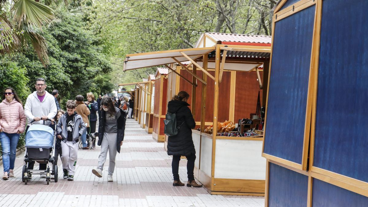 Cánovas abre el mercado de Semana Santa, con puestos de artesanía.