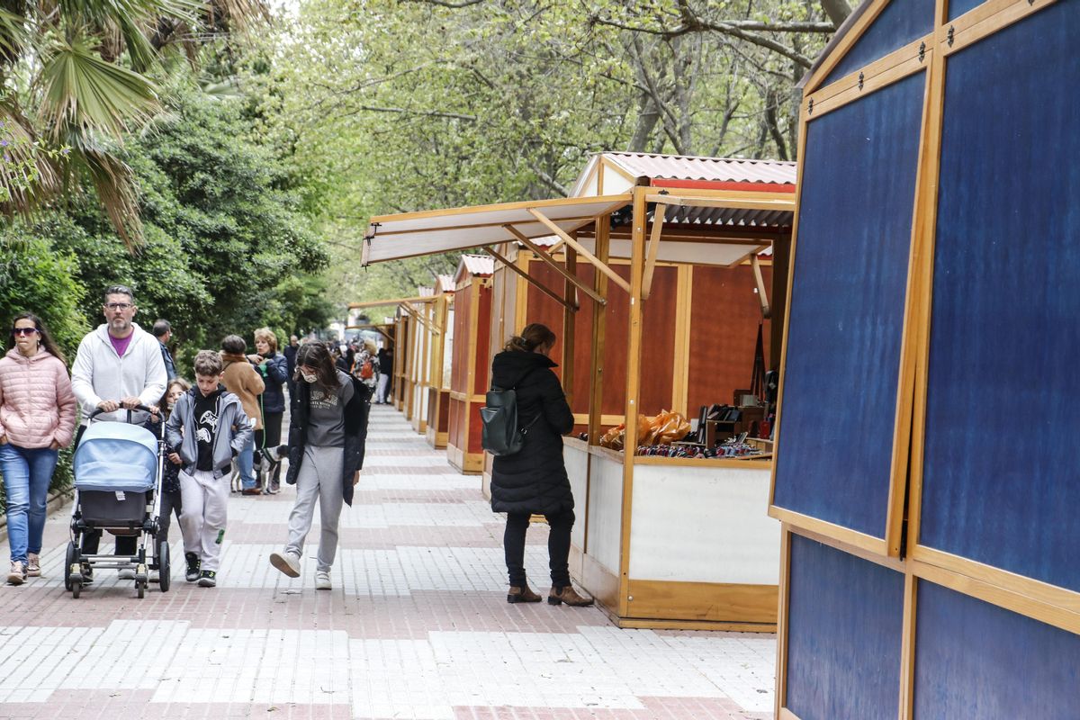 Cánovas abre el mercado de Semana Santa, con puestos de artesanía.