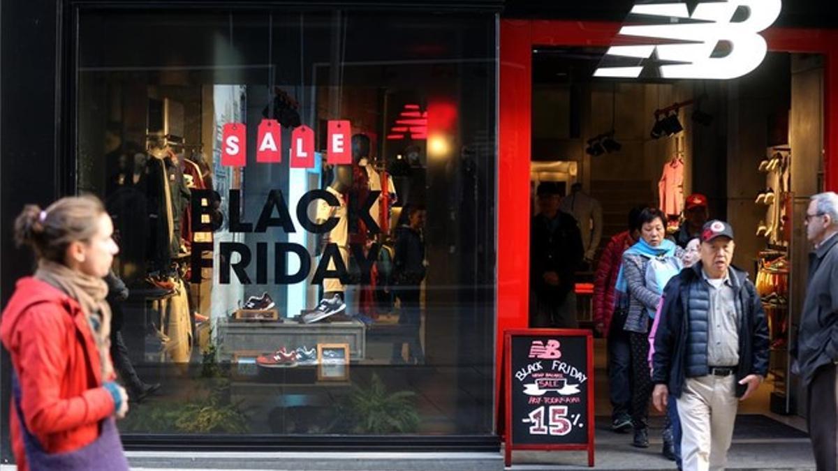 Una tienda de Barcelona anuncia ofertas para el Black Friday.