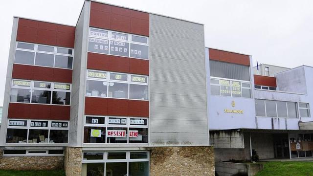 La sede judicial de Lalín con carteles de movilización laboral en 2018. |   // BERNABÉ/JAVIER LALÍN