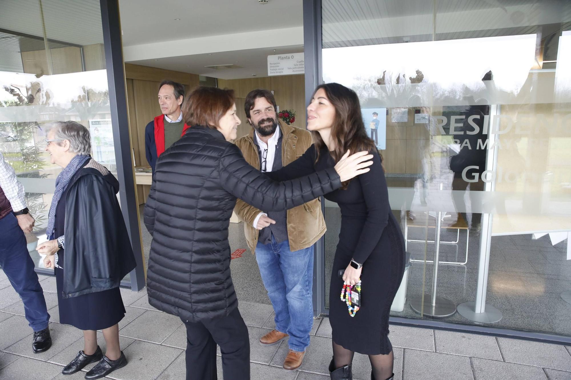La visita de la Alcaldesa de Gijón a la residencia de mayores "La Golondrína", en imágenes
