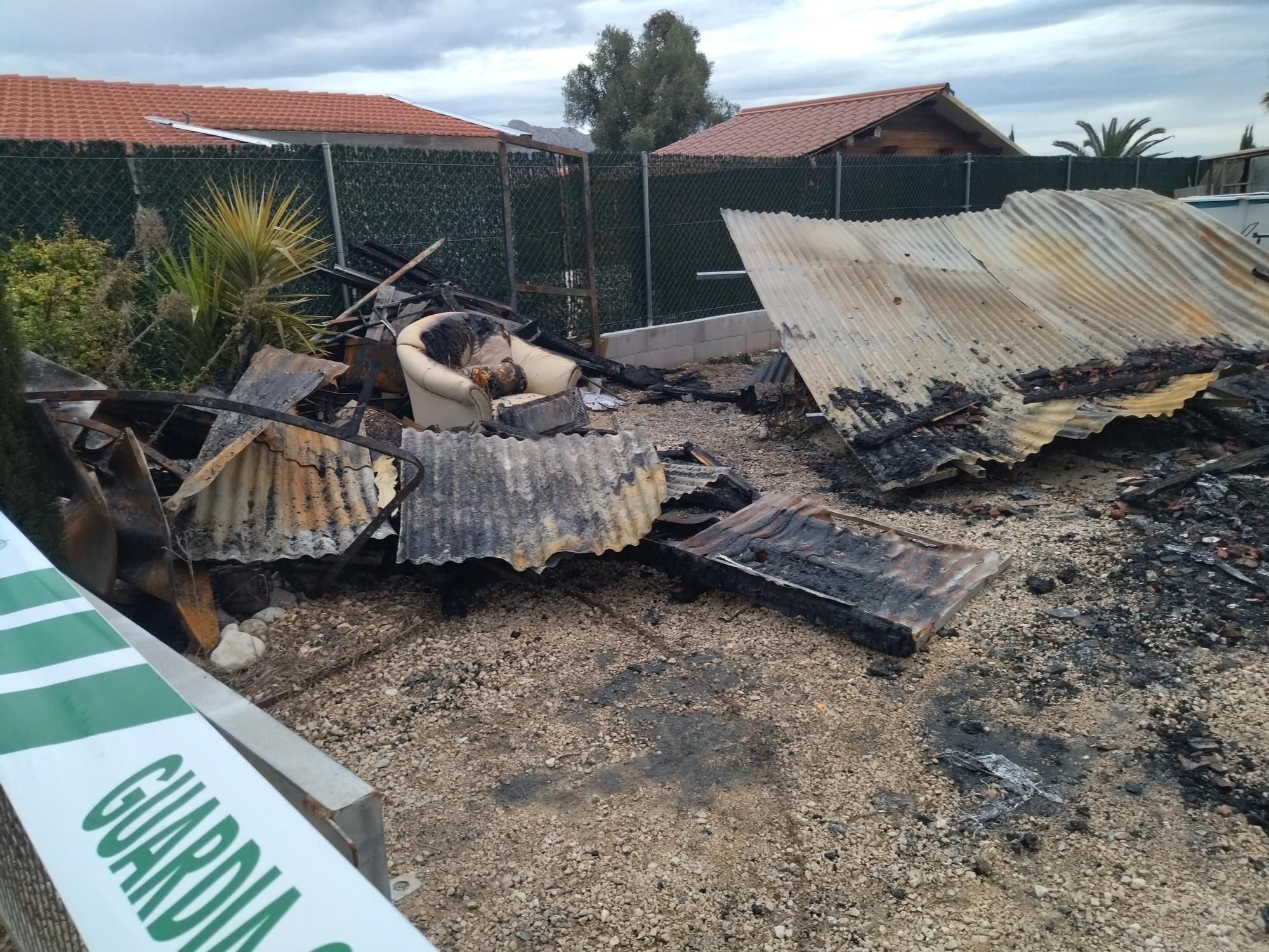 Así ha quedado la casa de madera devorada por el fuego en Benidoleig y donde murió un vecino