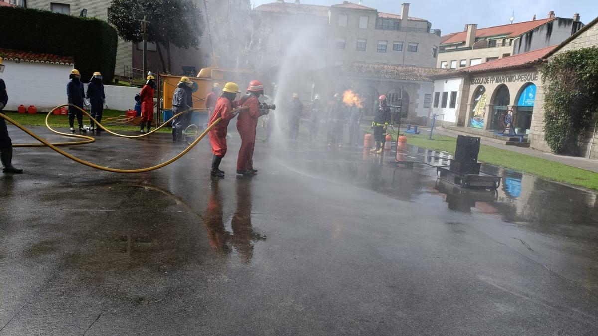 Una práctica dentro de uno de los cursos de formación en seguridad, en la Escola Náutica de Bueu.
