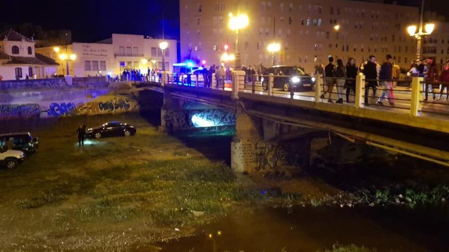 Revuelo en el Puente de Armiñán, el lunes por la noche.