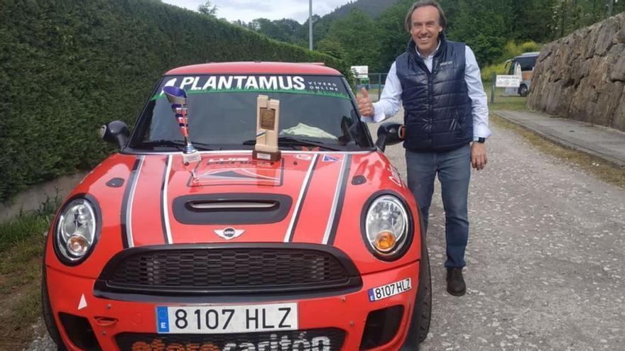 Luis Penido posando con los trofeos del Internacional del Fito / LPRT